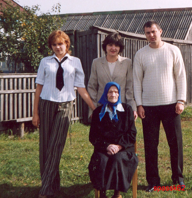 Усачёва Вера Сергеевна. Вдова. С правнуками, 2003г.