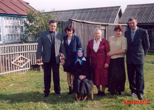 Усачёва Вера Сергеевна. Вдова. С невесткой и внуками, 2003г.