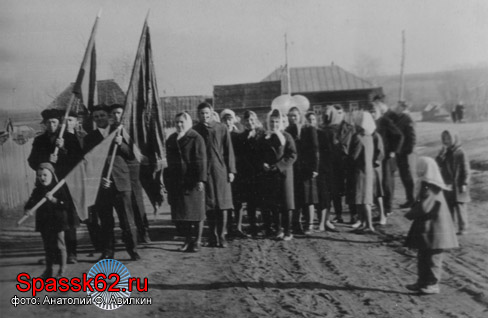 Демонстрация трудящихся в селе Кермись 1967 года. Фото: Анатолий Филиппович Авилкин.
