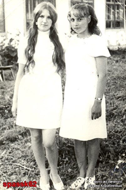 Кермисинская средняя школа. Выпускной вечер 28 июня 1974 года. Потехина Валя и Иванова Вера