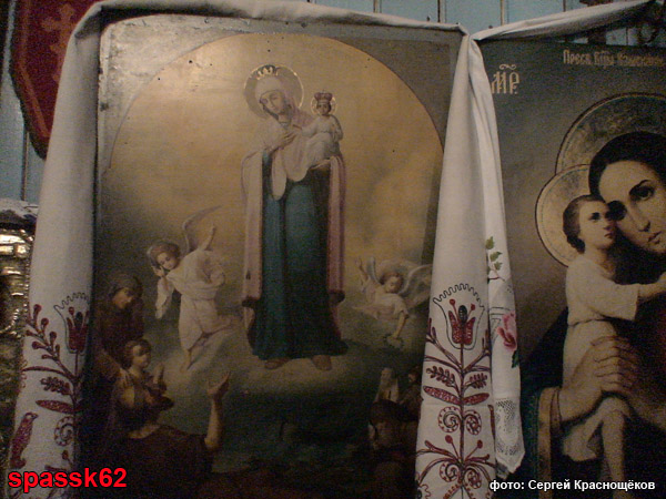 На фото слева: Икона Всех Скорбящих Расть. Церковь иконы Всех Скорбящих Радость. Село Кермись