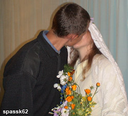 10 июля 2005г. ''Свадьба'' в Спасском клубе. На фото: Жених и невеста в самом продолжительном публичном поцелуе. Фото Сергея Краснощёкова