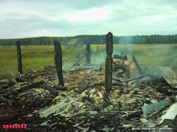 Пожар двух погребов Ю.И.Донина от  попадания молнии, 03 августа 2005 года. Фото Алексей Савченко